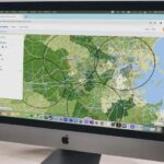 Écran affichant une carte SIG avec des zones circulaires superposées