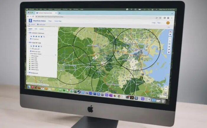 Écran affichant une carte SIG avec des zones circulaires superposées